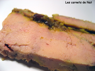 Foie gras en terrine, oignons et raisins secs caramélisés-1